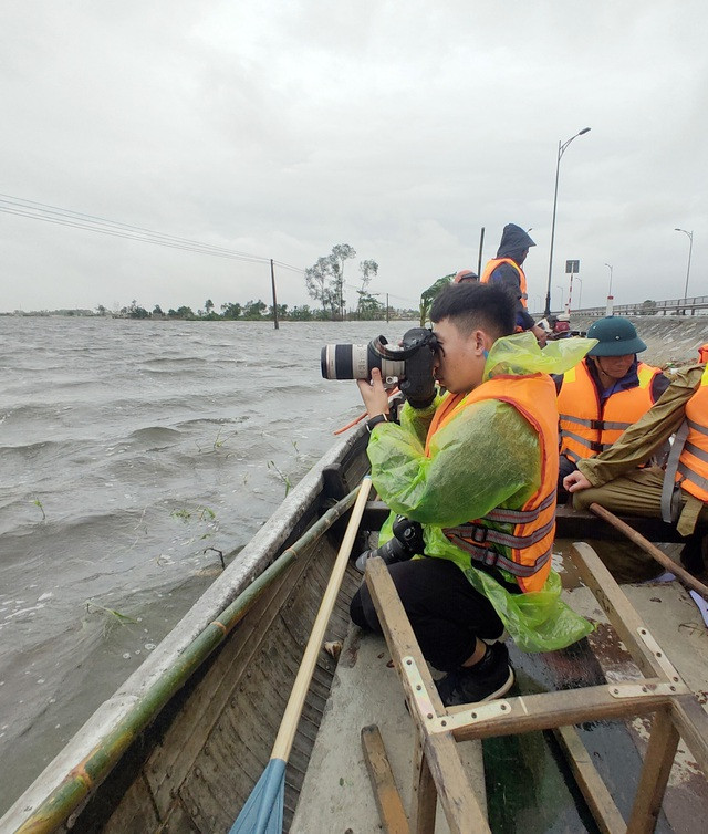 Phóng viên Ngọc Dương (Báo Thanh Niên) tác nghiệp trong đợt mưa lũ tại miền Trung năm 2020. Ảnh: Trung Dung
