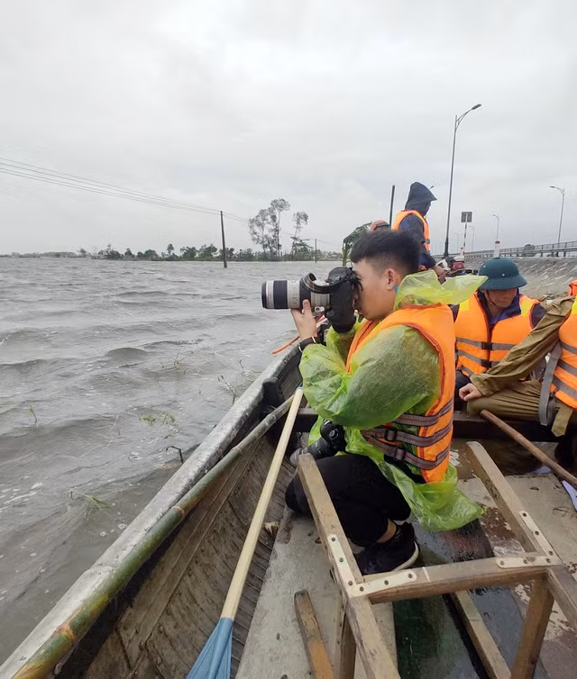 Phóng viên Ngọc Dương (Báo Thanh Niên) tác nghiệp trong đợt mưa lũ tại miền Trung năm 2020. Ảnh: Trung Dung