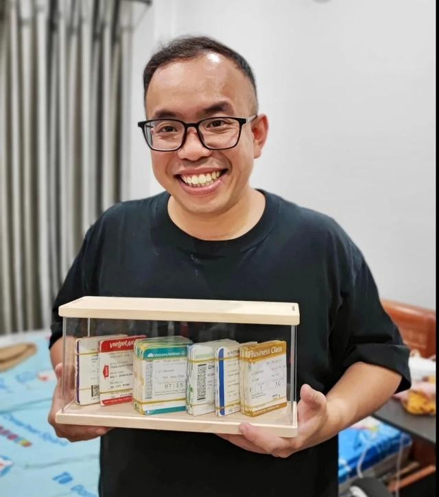 Anh Trung với bộ sưu tập thẻ lên máy bay của mình. Ảnh NVCC Anh Trung với bộ sưu tập thẻ lên máy bay của mình. Ảnh NVCC