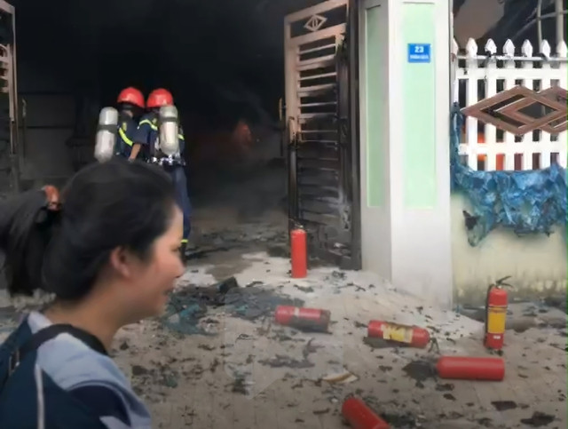 Lực lượng cứu hỏa đã nhanh chóng tới hiện trường dập lửa, cứu người ra ngoài nhưng nạn nhân đã không qua khỏi Lực lượng cứu hỏa đã nhanh chóng tới hiện trường dập lửa, cứu người ra ngoài nhưng nạn nhân đã không qua khỏi