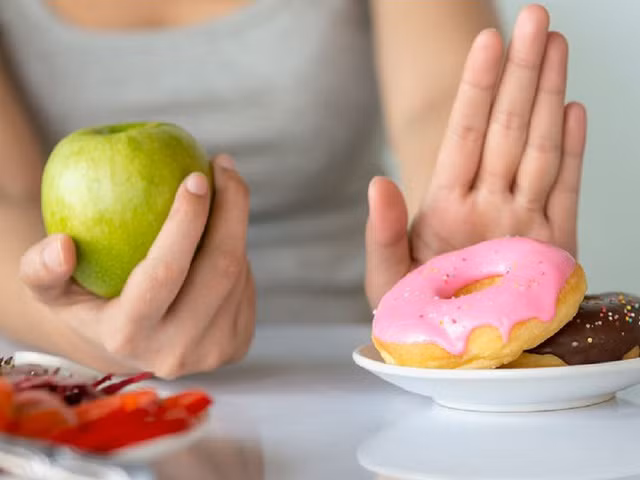 Hàm lượng chất xơ và nước cao trong trái cây giúp người ăn no lâu, nhờ đó giảm được cảm giác thèm ăn. Ảnh: SHUTTERSTOCK