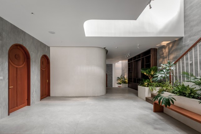 Cổng vòm và tường được vát hình tròn khiến công trình mang vẻ đặc biệt.