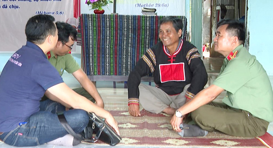 Công an huyện Phú Thiện tiếp xúc với ông Ksor Lý, chức sắc Chi hội Tin lành truyền giáo Cơ đốc, xã Ia Hiao, huyện Phú Thiện. Ảnh: Hữu Trường Công an huyện Phú Thiện tiếp xúc với ông Ksor Lý, chức sắc Chi hội Tin lành truyền giáo Cơ đốc, xã Ia Hiao, huyện Phú Thiện. Ảnh: Hữu Trường