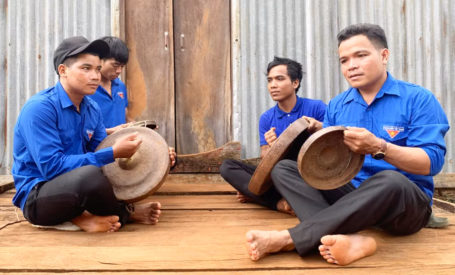Đoàn viên, thanh niên làng Chưp (xã Lơ Pang) tập luyện đánh cồng chiêng. Ảnh: R'Ô HOK