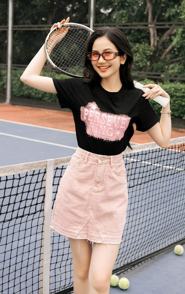 Nhắc đến các loại trang phục đa năng sẽ thật thiếu sót nếu không kể tên áo phông và chân váy ngắn denim. Combo này giúp trẻ hóa phong cách hiệu nghiệm, nhất là khi được kết lại bằng giày thể thao năng động