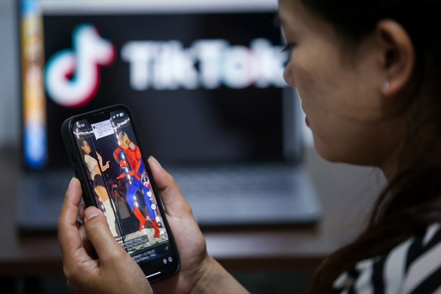 Bất an với 'hệ sinh thái' TikTok - Ảnh 3. TikTok thiếu kiểm soát nhiều nội dung nên chứa nhiều bất ổn. Ảnh: NHẬT THỊNH