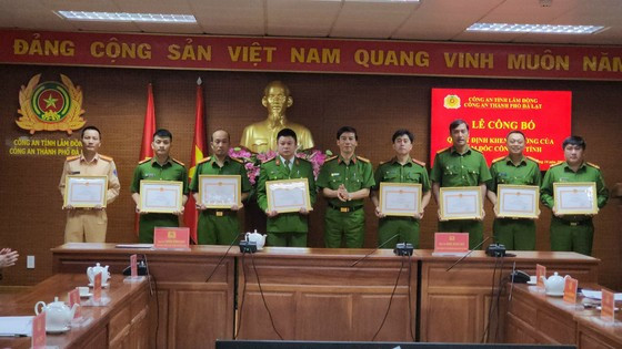 Công an tỉnh Lâm Đồng trao giấy khen cho các cá nhân sau khi giải cứu thành công cháu bé 6 tuổi Công an tỉnh Lâm Đồng trao giấy khen cho các cá nhân sau khi giải cứu thành công cháu bé 6 tuổi