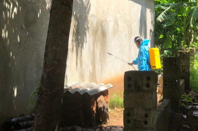 Phun khử khuẩn phòng chống dịch tại khu phát hiện dịch bạch hầu.