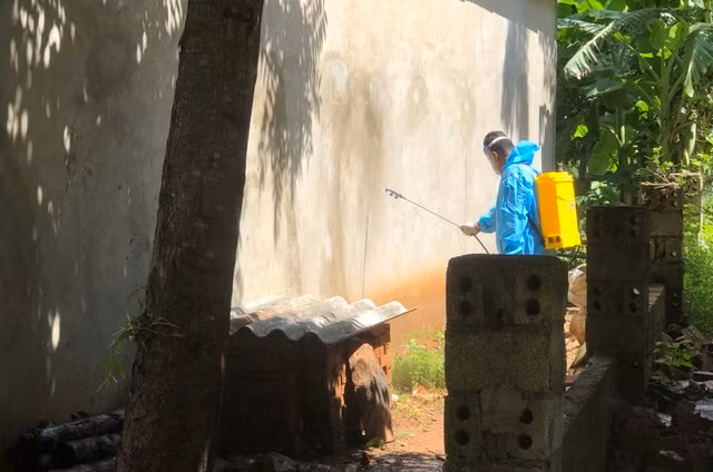 Phun khử khuẩn phòng chống dịch tại khu phát hiện dịch bạch hầu.