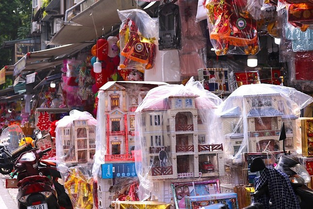 Ngoài những món "hàng hiệu", tại phố Hàng Mã cũng không thiếu những "nhà lầu", "xe sang", "đồ điện tử",...đang đợi để được gửi sang "thế giới bên kia".