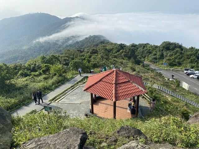 Đỉnh Bàn Cờ cao 700 m so với mực nước biển, là nơi cao nhất bán đảo Sơn Trà và được ví như &quot;nóc nhà&quot; của TP.Đà Nẵng. Từ đỉnh núi, du khách có thể chiêm ngưỡng toàn cảnh biển và đô thị Đà Nẵng. Ảnh: THY PHƯỚC