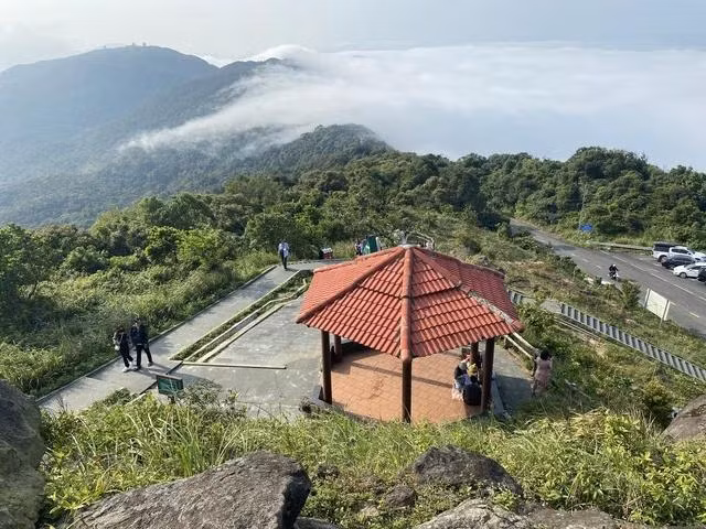 Đỉnh Bàn Cờ cao 700 m so với mực nước biển, là nơi cao nhất bán đảo Sơn Trà và được ví như "nóc nhà" của TP.Đà Nẵng. Từ đỉnh núi, du khách có thể chiêm ngưỡng toàn cảnh biển và đô thị Đà Nẵng. Ảnh: THY PHƯỚC