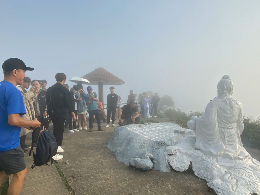 Ở độ cao lý tưởng, nhiều du khách nước ngoài đứng trên đỉnh Bàn Cờ để ngắm cảnh hoàng hôn như cách mà tỉ phú Bill Gates cùng bạn gái đã trải nghiệm vài ngày trước đó. Ảnh: THY PHƯỚC