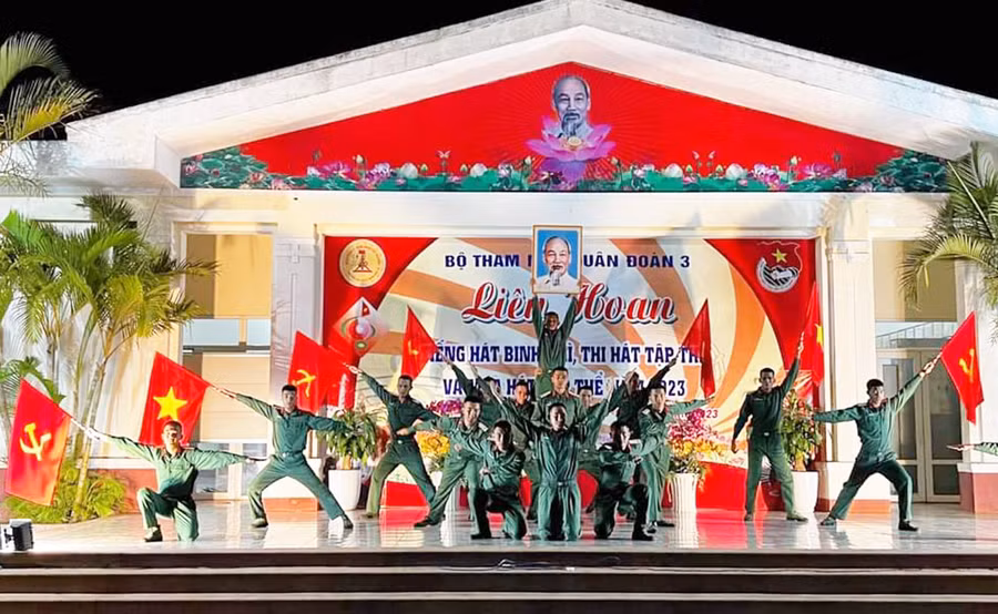 Tiết mục đạt giải nhất của thí sinh Y Trôi ÊBan (Đại đội 2, Tiểu đoàn Thông tin 29). Ảnh: Vĩnh Hoàng Tiết mục đạt giải nhất của thí sinh Y Trôi ÊBan (Đại đội 2, Tiểu đoàn Thông tin 29). Ảnh: Vĩnh Hoàng