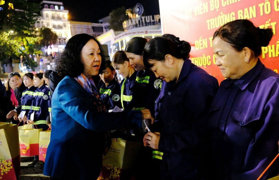 Bà Trương Thị Mai tặng 100 suất quà cho các công nhân viên, người lao động của Công ty cổ phần dịch vụ đô thị Đà Lạt. (Ảnh: Nguyễn Dũng/TTXVN) Bà Trương Thị Mai tặng 100 suất quà cho các công nhân viên, người lao động của Công ty cổ phần dịch vụ đô thị Đà Lạt. (Ảnh: Nguyễn Dũng/TTXVN)