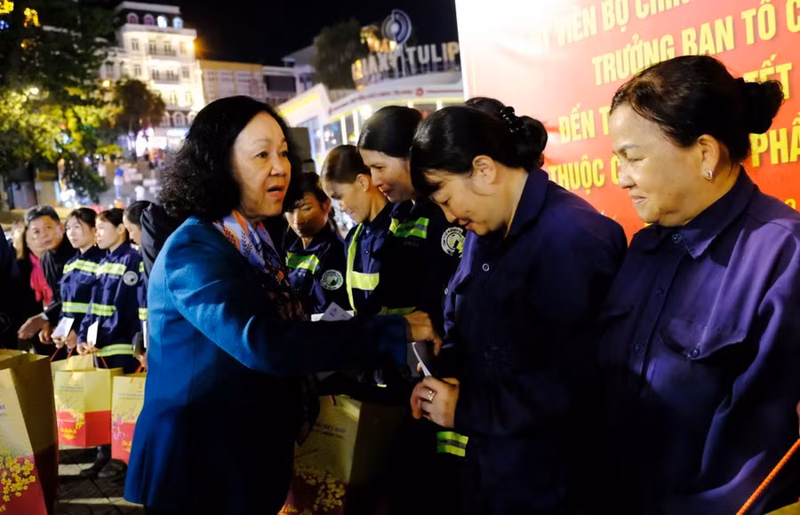 Bà Trương Thị Mai tặng 100 suất quà cho các công nhân viên, người lao động của Công ty cổ phần dịch vụ đô thị Đà Lạt. (Ảnh: Nguyễn Dũng/TTXVN)