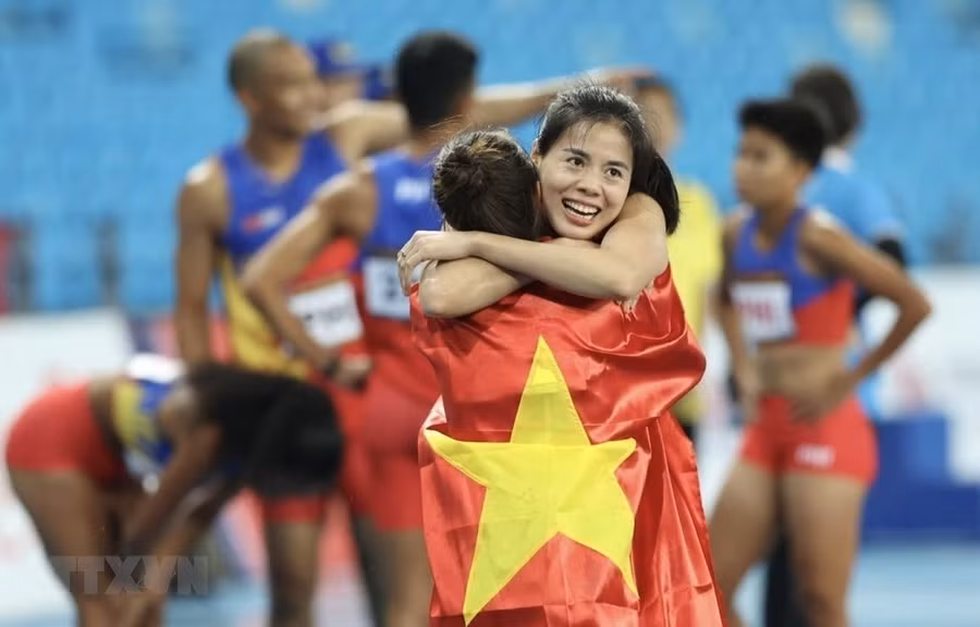 Niềm vui của Nguyễn Thị Huyền cùng đồng đội khi giành HCV nội dung 4x400m hỗn hợp. (Ảnh: Minh Quyết/TTXVN)