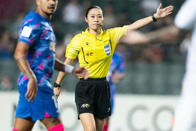 Bà Yoshimi Yamashita là trọng tài nữ đầu tiên cầm còi tại Asian Cup. ẢNH: AFP