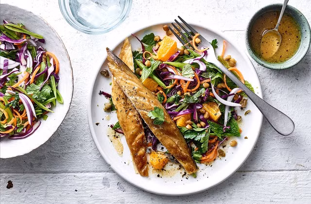 Món cá có thể giúp bạn ngăn ngừa bớt nguy cơ đột quỵ, đau tim, bệnh mạch vành... do di truyền - Ảnh minh họa từ Internet