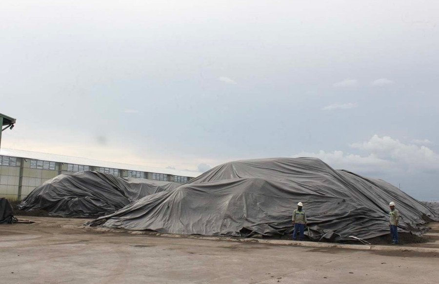 Nhà máy sản xuất phân hữu cơ vi sinh đầu tư xây dựng nhà vòm sáng chứa nguyên liệu và phủ bạt tại sân bãi giúp giảm thiểu mùi hôi trong quá trình ủ nguyên liệu. Ảnh: V.C