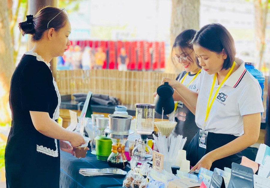 Thành Đoàn Pleiku phối hợp tổ chức chương trình “Hành trình khởi nghiệp từ cà phê” thu hút sự quan tâm của đông đảo đoàn viên, thanh niên. Ảnh: M.K Thành Đoàn Pleiku phối hợp tổ chức chương trình “Hành trình khởi nghiệp từ cà phê” thu hút sự quan tâm của đông đảo đoàn viên, thanh niên. Ảnh: M.K