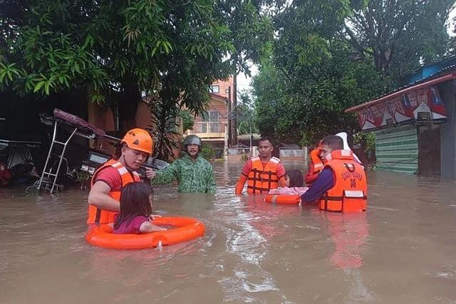 Lực lượng Tuần duyên Philippines tham gia cứu hộ tại khu vực Lucena ở tỉnh Quezon. Ảnh AFP