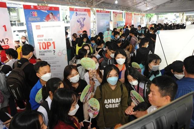 Sinh viên tìm kiếm cơ hội việc làm tại ngày hội tuyển dụng do Trung tâm dịch vụ việc làm thanh niên TP.HCM tổ chức. Ảnh LÊ THANH Sinh viên tìm kiếm cơ hội việc làm tại ngày hội tuyển dụng do Trung tâm dịch vụ việc làm thanh niên TP.HCM tổ chức. Ảnh LÊ THANH