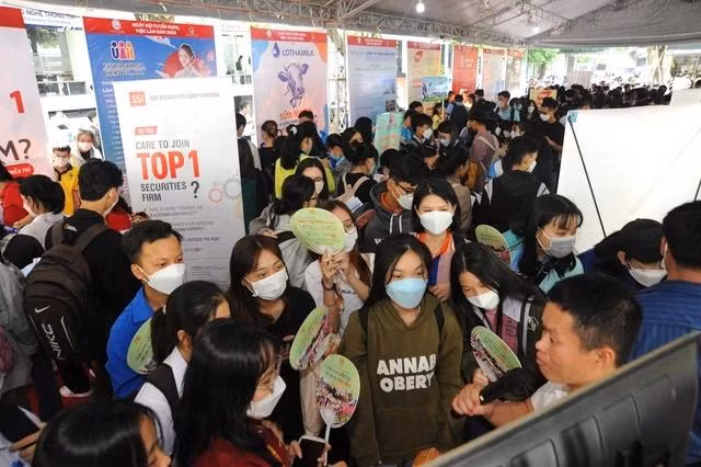 Sinh viên tìm kiếm cơ hội việc làm tại ngày hội tuyển dụng do Trung tâm dịch vụ việc làm thanh niên TP.HCM tổ chức. Ảnh LÊ THANH