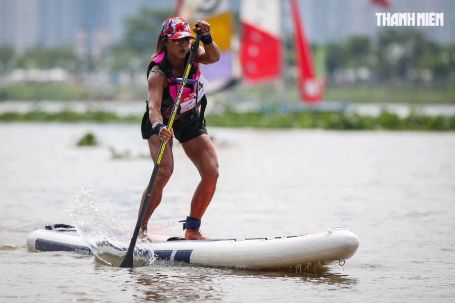 Bộ môn ván chèo đứng (SUP) hiện nay đang dần phổ biến với người dân TP.HCM, đặc biệt là giới trẻ. Ảnh: Nhật Thịnh Bộ môn ván chèo đứng (SUP) hiện nay đang dần phổ biến với người dân TP.HCM, đặc biệt là giới trẻ. Ảnh: Nhật Thịnh