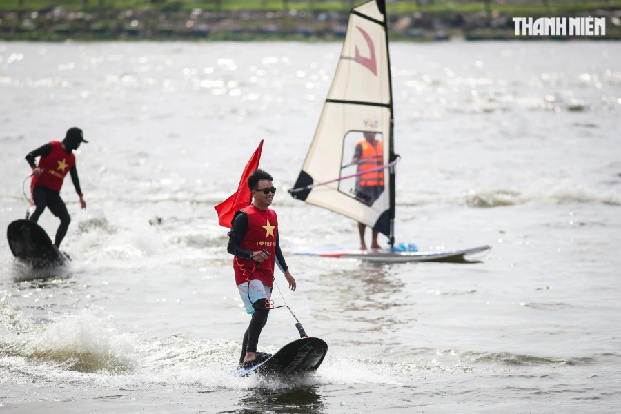 Lễ hội Sông nước TP.HCM lần 2 năm 2024, là chuỗi hoạt động du lịch - văn hóa - giải trí - nghệ thuật - thể thao - ẩm thực - mua sắm. Lễ hội định hướng trở thành một sự kiện thương hiệu, góp phần định vị TP.HCM - một đô thị sông nước giàu bản sắc văn hóa. Ảnh: Nhật Thịnh Lễ hội Sông nước TP.HCM lần 2 năm 2024, là chuỗi hoạt động du lịch - văn hóa - giải trí - nghệ thuật - thể thao - ẩm thực - mua sắm. Lễ hội định hướng trở thành một sự kiện thương hiệu, góp phần định vị TP.HCM - một đô thị sông nước giàu bản sắc văn hóa. Ảnh: Nhật Thịnh