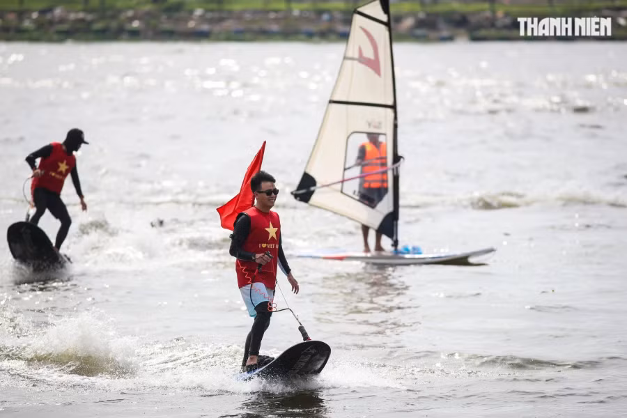 Lễ hội Sông nước TP.HCM lần 2 năm 2024, là chuỗi hoạt động du lịch - văn hóa - giải trí - nghệ thuật - thể thao - ẩm thực - mua sắm. Lễ hội định hướng trở thành một sự kiện thương hiệu, góp phần định vị TP.HCM - một đô thị sông nước giàu bản sắc văn hóa. Ảnh: Nhật Thịnh