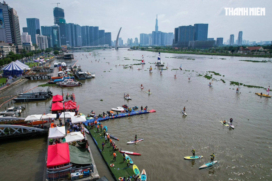 Bên cạnh đó nhiều hoạt động trình diễn thể thao dưới nước khác cũng diễn ra tại khu vực công viên bến Bạch Đằng khiến cho trung tâm TP.HCM thêm náo nhiệt ngày cuối tuần. Ảnh: Nhật Thịnh Bên cạnh đó nhiều hoạt động trình diễn thể thao dưới nước khác cũng diễn ra tại khu vực công viên bến Bạch Đằng khiến cho trung tâm TP.HCM thêm náo nhiệt ngày cuối tuần. Ảnh: Nhật Thịnh