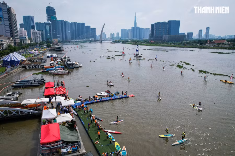 Bên cạnh đó nhiều hoạt động trình diễn thể thao dưới nước khác cũng diễn ra tại khu vực công viên bến Bạch Đằng khiến cho trung tâm TP.HCM thêm náo nhiệt ngày cuối tuần. Ảnh: Nhật Thịnh