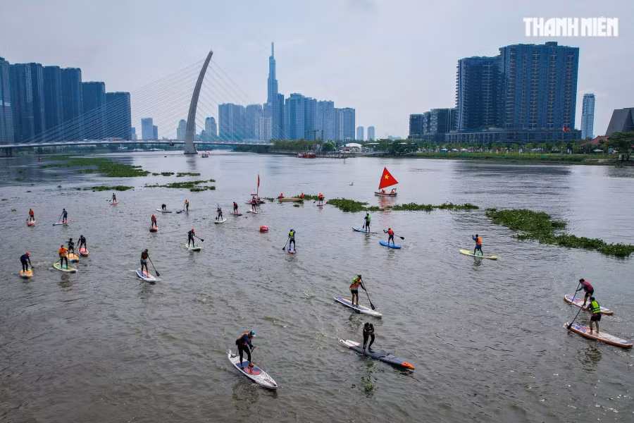 Đây là lần đầu tiên giải đua được tổ chức tại sông Sài Gòn (công viên bến Bạch Đằng, Q.1). Giải đua góp phần thúc đẩy phong trào tập luyện môn bơi lội và môn ván chèo đứng, tạo điều kiện cho những người yêu thích các bộ môn này trong cả nước có cơ hội thi đấu, giao lưu, học hỏi, nâng cao trình độ. Ảnh: Nhật Thịnh
