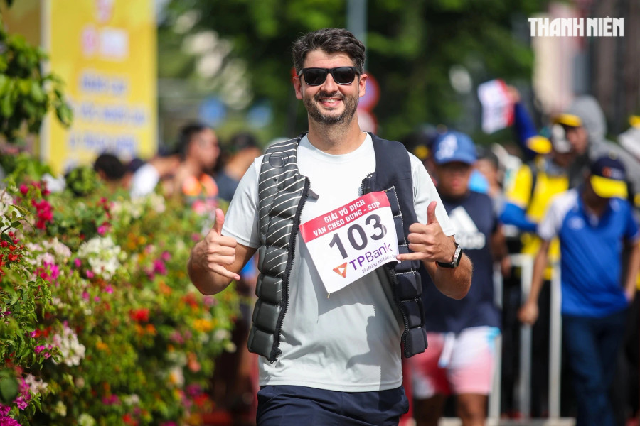 Rất đông các vận động viên nước ngoài tham gia giải đua vào sáng 2.6. Ảnh: Nhật Thịnh Rất đông các vận động viên nước ngoài tham gia giải đua vào sáng 2.6. Ảnh: Nhật Thịnh