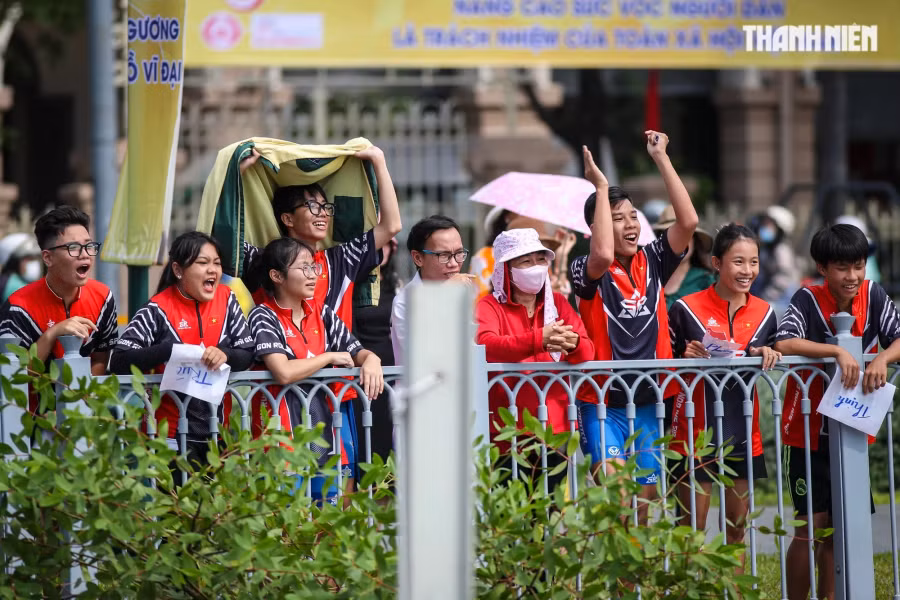 Người dân đứng dọc bên bờ sông Sài Gòn để cổ vũ các vận động viên thi đấu. Ảnh: Nhật Thịnh