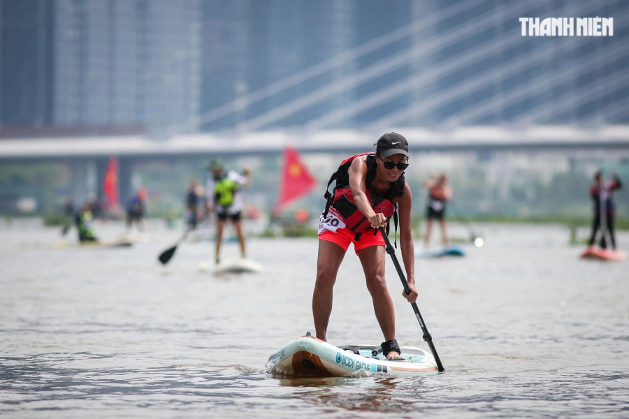 Vận động viên tiến về đích tại nội dung 1000m nữ. Ảnh: Nhật Thịnh Vận động viên tiến về đích tại nội dung 1000m nữ. Ảnh: Nhật Thịnh