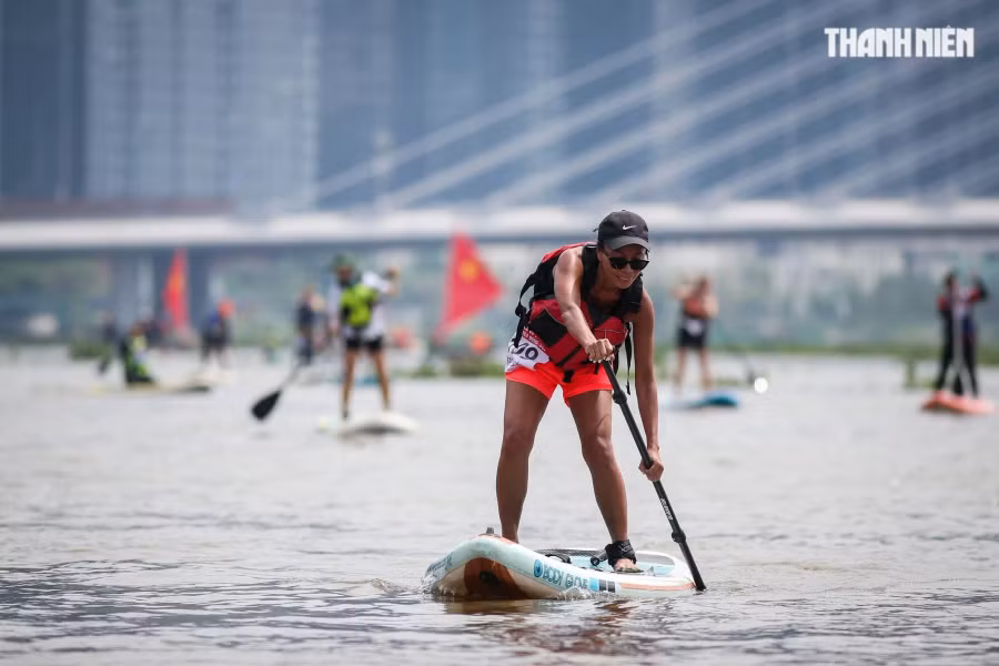 Vận động viên tiến về đích tại nội dung 1000m nữ. Ảnh: Nhật Thịnh