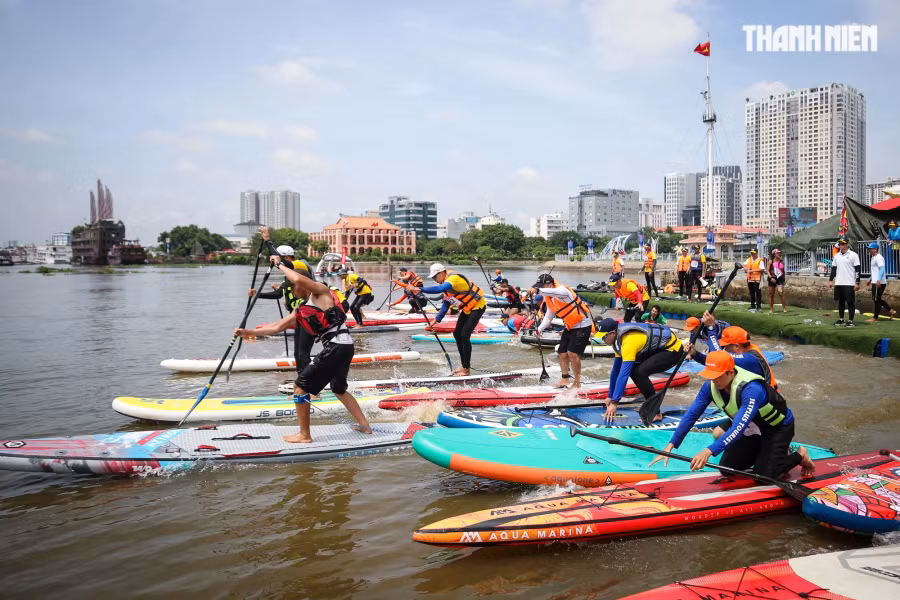 Các đơn vị dự thi giải đua năm nay gồm có 51 đội tham dự với gần 600 vận động viên, cự ly thi đấu 1000m, 500m khu vực từ Cầu Ba Son đến Cầu cảng số 4 (Cột cờ Thủ ngữ). Ảnh: Nhật Thịnh