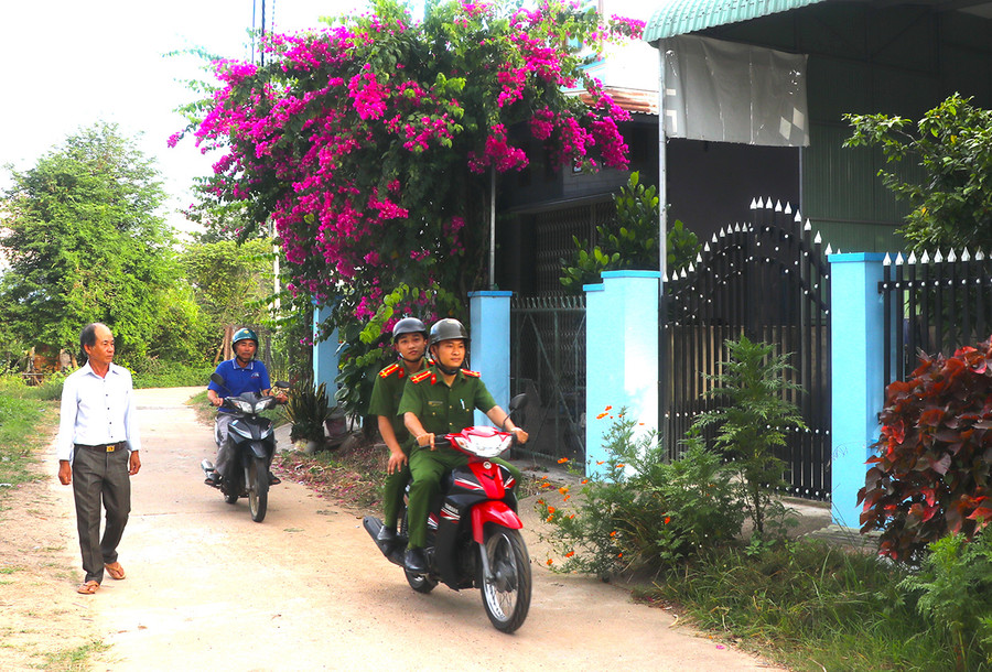 Cảnh sát khu vực (Công an phường An Bình, thị xã An Khê) thường xuyên tuần tra, nắm bắt thông tin từ mô hình cây thư mục điện tử quần chúng tốt. Ảnh: Ngọc Minh Cảnh sát khu vực (Công an phường An Bình, thị xã An Khê) thường xuyên tuần tra, nắm bắt thông tin từ mô hình cây thư mục điện tử quần chúng tốt. Ảnh: Ngọc Minh