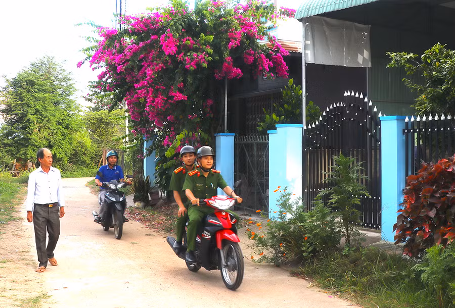 Cảnh sát khu vực (Công an phường An Bình, thị xã An Khê) thường xuyên tuần tra, nắm bắt thông tin từ mô hình cây thư mục điện tử quần chúng tốt. Ảnh: Ngọc Minh