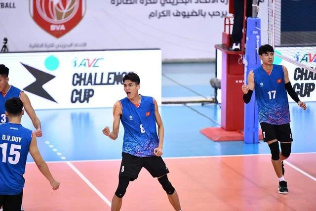 Trần Duy Tiến (8) thi đấu ấn tượng bên cạnh ngôi sao Nguyễn Ngọc Thuân (17), giúp đội tuyển bóng chuyền nam Việt Nam đánh bại Đài Loan, giành vé vào tứ kết Cúp bóng chuyền Challenge châu Á 2024. Ảnh: AVC