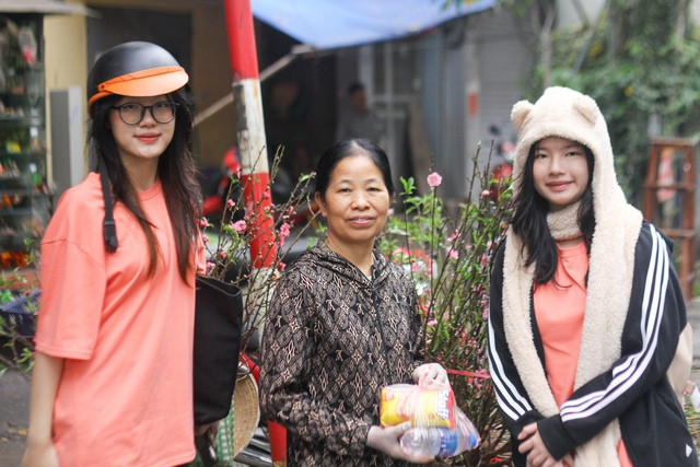 Bà Nguyễn Thanh Nhài (58 tuổi) xúc động nhận quà của các bạn trẻ. Ảnh Vũ Thơ Bà Nguyễn Thanh Nhài (58 tuổi) xúc động nhận quà của các bạn trẻ. Ảnh Vũ Thơ