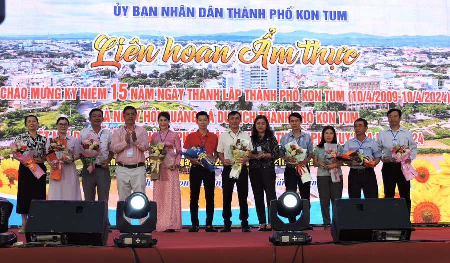 Lãnh đạo thành phố Kon Tum tặng hoa các đơn vị tham gia. Ảnh: TH Lãnh đạo thành phố Kon Tum tặng hoa các đơn vị tham gia. Ảnh: TH