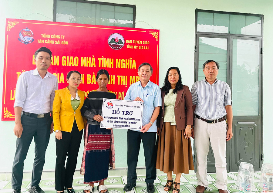 Trưởng ban Tuyên giáo Tỉnh ủy Huỳnh Thế Mạnh (thứ 3 từ phải sang) trao nhà tình nghĩa cho bà Đinh Thị Mrắp. Ảnh: Nguyễn Hiền