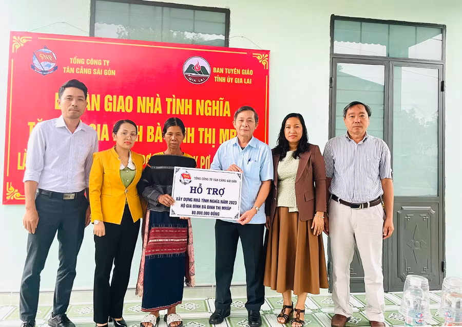 Trưởng ban Tuyên giáo Tỉnh ủy Huỳnh Thế Mạnh (thứ 3 từ phải sang) trao nhà tình nghĩa cho bà Đinh Thị Mrắp. Ảnh: Nguyễn Hiền