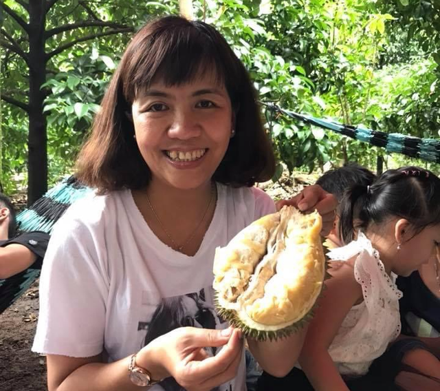 Trái sầu riêng được khách hái ăn tại vườn. Ảnh: Mỹ Duyên