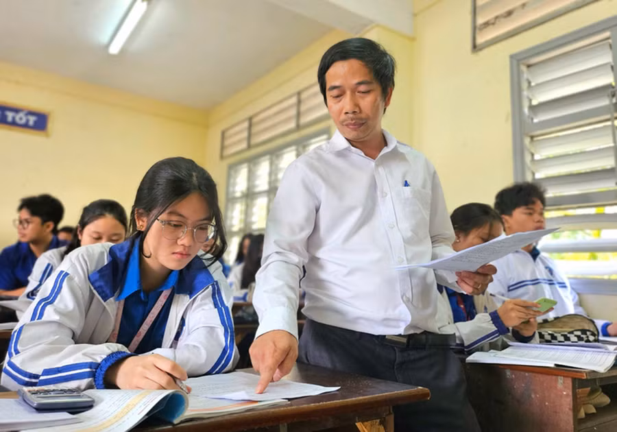 Thầy Nguyễn Quang Phú hướng dẫn học sinh lớp 11 giải bài tập Toán. Ảnh: M.T Thầy Nguyễn Quang Phú hướng dẫn học sinh lớp 11 giải bài tập Toán. Ảnh: M.T