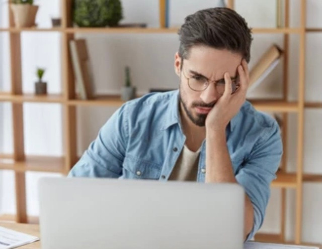 9 lợi ích sức khỏe tuyệt vời của đi bộ buổi tối - Ảnh 2. Làm việc mệt mỏi, đi bộ sẽ giúp tâm trí thư giãn. Ảnh: Shutterstock