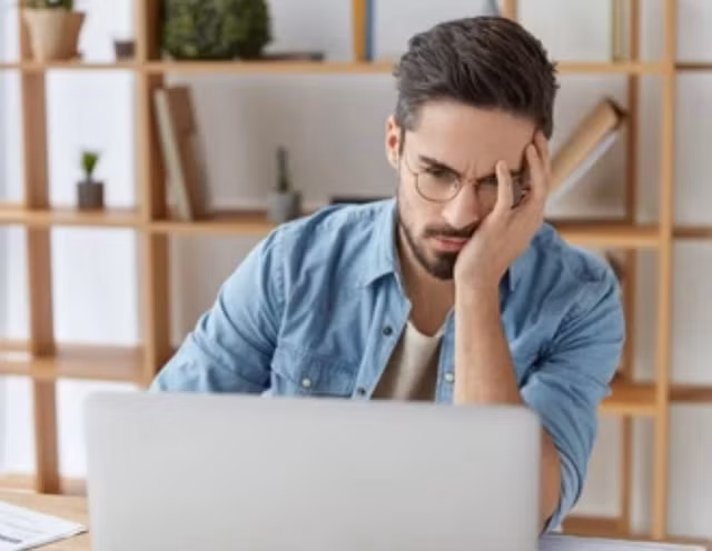 Làm việc mệt mỏi, đi bộ sẽ giúp tâm trí thư giãn. Ảnh: Shutterstock